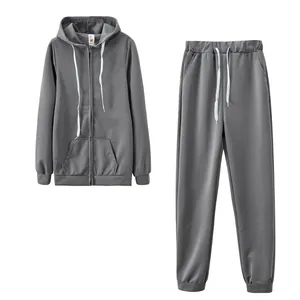 Gros plan d'un survêtement gris uni deux pièces avec sweat à capuche zippé