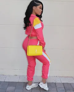 Détail d'un ensemble de sport deux pièces rose et jaune contrasté pour femme sur modèle