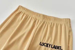 Detailaufnahme der gerippten Sporthose mit Lucky Label-Stickerei.