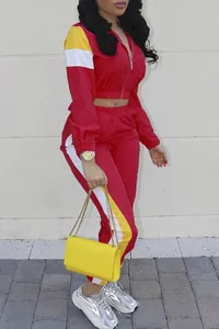 Vue détaillée de l'ensemble de sport bicolore rouge, jaune et blanc avec un haut court.