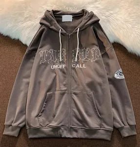 Nahaufnahme der Vintage-Buchstabenstickerei auf dieser übergroßen Kapuzenjacke.
