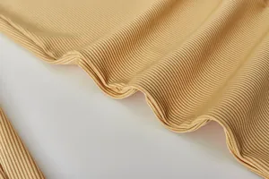 Nahaufnahme des beigen Rippstoff-Gewebes für ein sportliches Damenbekleidungsset