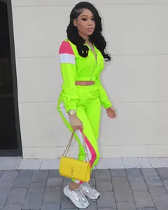 Vue détaillée d'un survêtement bicolore vert fluo vibrant porté par un mannequin féminin