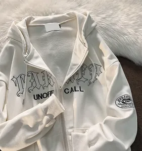 Detailansicht der Vintage-Gothic-Stickerei auf einem weißen Oversized-Zip-Hoodie
