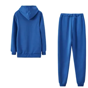 Vue arrière d'un ensemble de survêtement bleu uni minimaliste à deux pièces de sport.