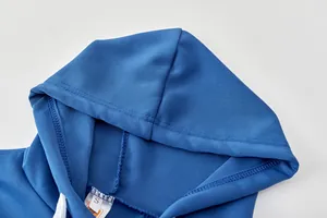 Vue détaillée de la capuche d'un sweat à capuche bleu avec coutures de qualité