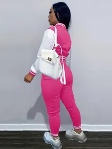 Vista posteriore della tuta sportiva da donna rosa e bianca con giacca varsity