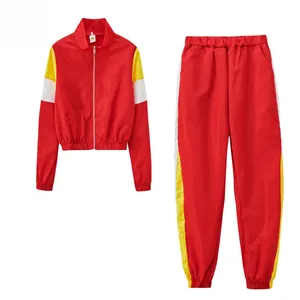 Ensemble de sport 2 pièces rouge avec veste courte et pantalon à bandes latérales