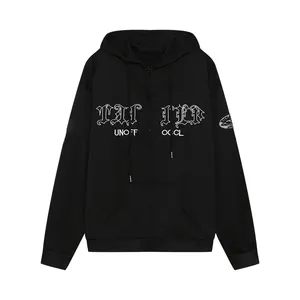 Nahaufnahme einer schwarzen Retro-Kapuzenjacke mit weißer gotischer Buchstabenstickerei