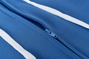Gros plan sur la fermeture éclair bleue et le cordon blanc du sweat à capuche de sport