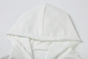 Detailaufnahme einer weißen Kapuze eines Sweatshirts mit Fokus auf Stoff und Verarbeitung