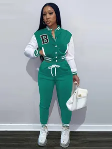 Completo giacca varsity e pantaloni verde e bianco da donna con toppa B e borsa bianca chic