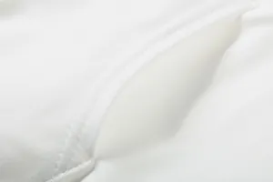 Detailansicht der weißen Stoffstruktur und der Taschennähte des Kapuzensweatshirts