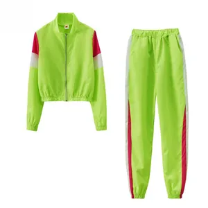 Vue de face de l'ensemble de sport vert fluo avec bandes contrastées roses et blanches