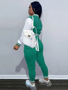 Tuta sportiva con giacca varsity verde e bianca ed elegante pantalone abbinato