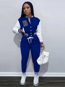 Dettaglio a figura intera di una tuta varsity blu reale e bianca con patch lettera B