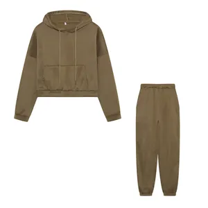 Detail van een olijfgroen tweedelig trainingspak met hoodie en passende joggingbroek