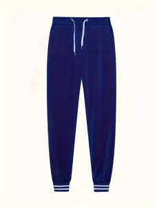 Dettaglio dei pantaloni sportivi blu scuro con coulisse e polsini elastici a righe