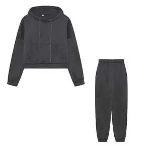 Gedetailleerde weergave van het donkergrijze korte hoodie en bijpassende joggingbroek set