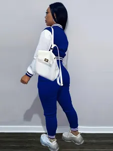 Vista dettagliata del set giacca stile college e jogger blu e bianchi colorblock.