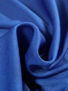 Primo piano del tessuto sportivo blu ispessito che mostra la trama intrecciata fine
