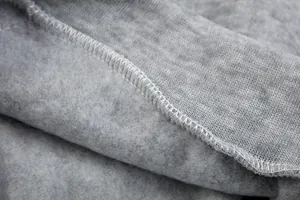 Detailopname van de grijze fleece hoodie binnenkant met nette overlocksteken en stof