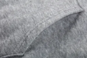 Gedetailleerde macro-opname van zachte gemêleerde grijze fleece stof en stiksels op een hoodie.