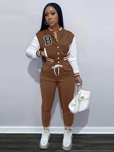 Vista completa del set giacca varsity marrone e pantaloni da donna con lettera B bianca