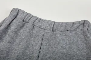 Gedetailleerde weergave van de elastische tailleband van een grijze fleece sportbroek voor dames