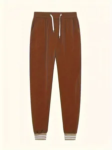 Vista dettagliata di pantaloni jogging marrone bronzo con coulisse e polsini rigati