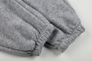 Detail van de elastische manchetten aan de grijze fleece joggingbroek voor dames