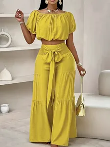Vue détaillée de l'ensemble deux pièces jaune moutarde avec pantalon large à taille haute
