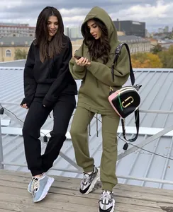 Γυναίκες που φορούν oversized φούτερ και ασορτί παντελόνια φόρμας σε σετ δύο τεμαχίων