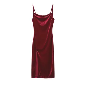 Nahaufnahme eines sexy roten Samt-Trägerkleides mit elegantem Schlitz-Design an der Seite