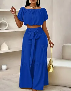 Ensemble deux pièces bleu élégant avec haut à épaules dénudées et pantalon à nouer