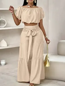 Vue détaillée de l'ensemble beige haut court à épaules dénudées et pantalon large