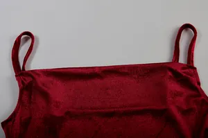 Detailansicht eines weinroten Samtkleides mit quadratischem Ausschnitt und schmalen Trägern