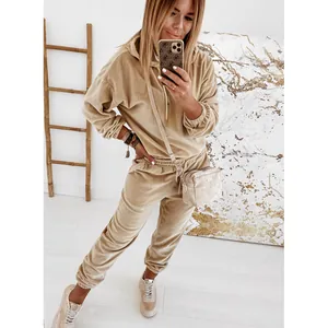 Tuta casual in velluto beige per donna presentata in un elegante stile selfie