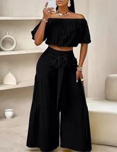 Mannequin portant un haut court noir à épaules dénudées et un pantalon large taille haute