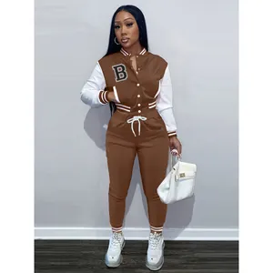 Elegante set sportivo giacca varsity e joggers marroni da donna con stampa a lettere
