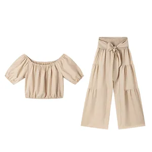 Ensemble beige deux pièces avec haut à manches bouffantes et pantalon large à taille haute