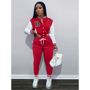 Completo giacca varsity e pantaloni sportivi rossi e bianchi con stampa lettera B