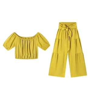 Ensemble deux pièces jaune moutarde avec crop top à épaules dénudées et pantalon large taille haute