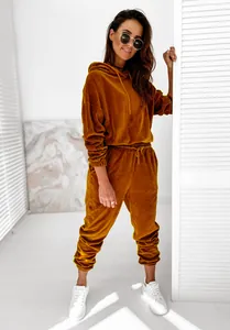 Dettaglio della tuta in velluto giallo senape da donna con felpa e pantaloni casual