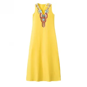 Κίτρινο αμάνικο boho μάξι φόρεμα με κεντητή λαιμόκοψη V από βαμβάκι και λινό πανί