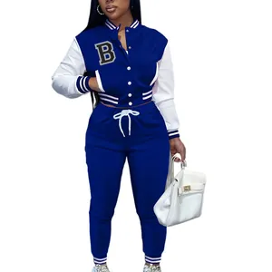 Elegante set due pezzi giacca baseball blu e bianca e pantaloni jogger con patch B ricamata