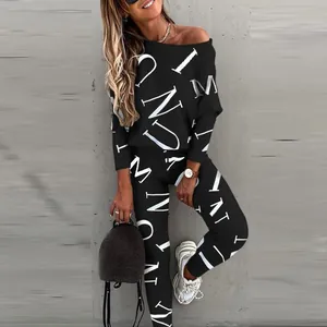 Dames tweedelige casual set voor de herfst met opvallende witte letterprint op zwart