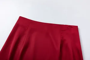 Λεπτομερής προβολή της μέσης από σατέν φούστα σε μπορντό χρώμα με μεταξένια υφή
