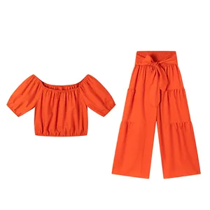 Vue détaillée de l'ensemble deux pièces orange avec pantalon large et haut court