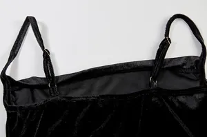 Detailansicht verstellbarer Träger und schwarzer Samttextur an einem schmalen Trägerkleid.
